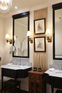 清迈Sela Chiangmai的一间带两个盥洗盆和大镜子的浴室