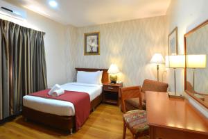 皇家套房公寓酒店客房内的一张或多张床位