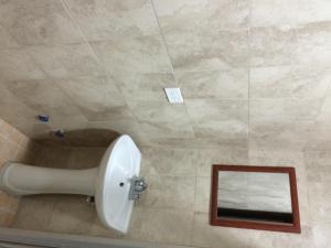 巴拿马城图瑞斯提克艾尔德斯坎索住宿酒店的一间带小便器和镜子的浴室