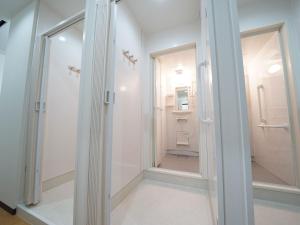 福冈WELLCABIN TENJIN - Male Only的一间带步入式淋浴间和镜子的浴室