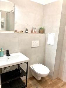 奥什恰德尼察BERUŠKA Apartmán的浴室配有白色卫生间和盥洗盆。