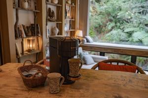 名户Treeful Treehouse Sustainable Resort的坐在一张桌子上的咖啡壶