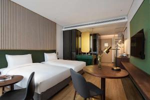 台州台州远洲逸廷酒店的酒店客房带一张床、一张桌子和椅子