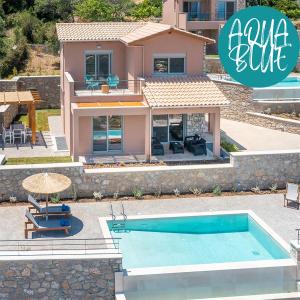 Apolpaina31 Blue Ionian Villas的别墅前设有游泳池