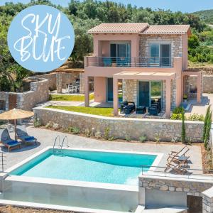 Apolpaina31 Blue Ionian Villas的一座带游泳池和房子的别墅