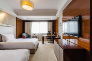 九江九江远洲国际大酒店的酒店客房设有两张床和一台平面电视。