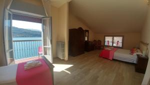 萨莱马拉西诺阿尔博格莫塔酒店的一间卧室设有大窗户,享有水景