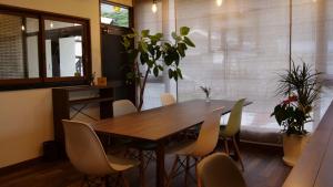 萩市women only ulala guesthouse - Vacation STAY 44819v的一间带木桌和椅子的用餐室
