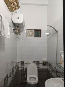 宁平Train Station Backpackers Hostel的一间带卫生间和水槽的浴室