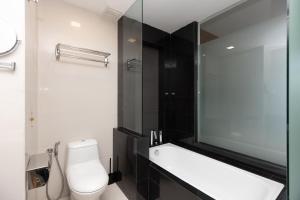 吉隆坡Dua Sentral by Cobnb的一间带卫生间、水槽和镜子的浴室