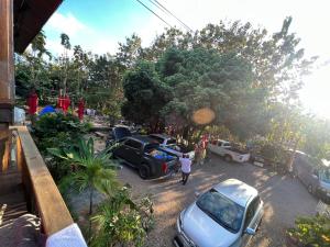 南邦กิ่วลม - ชมลคอร Kiwlom - Chomlakorn, Lampang, TH的停在停车场的一群汽车