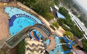 马六甲Taman Air Lagoon Resort at A921, unlimited waterpark access, Melaka的享有带游泳池的水上公园的顶部景致