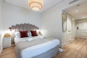 巴黎Le Nest by Sweet Inn的白色卧室配有一张带红色枕头的大白色床