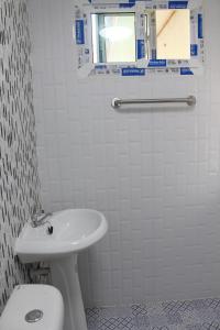 华欣OYO 75419 Baan Suan Mulberry Farmstay的浴室配有白色卫生间和盥洗盆。