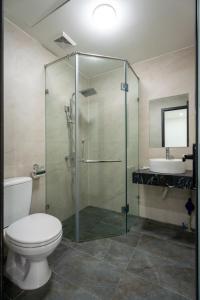 河内Granda Lake View Hotel & Apartment的带淋浴、卫生间和盥洗盆的浴室