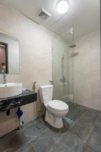河内Granda Lake View Hotel & Apartment的浴室配有卫生间、盥洗盆和淋浴。