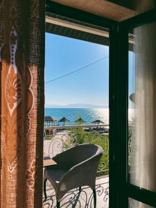 QabanbayИнжу Алаколь的配有桌椅的海景窗户。