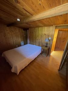 戴伊Le Tamaris的小木屋内一间卧室,配有一张床