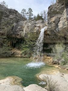 戴伊Le Tamaris的瀑布溢入水池