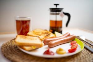 卡托维兹Yellow Hostel 24h - śniadanie i obiad gratis - Free Parking的盘子,上面有两只热狗,烤面包和饮料