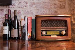 吕贝克哈泽酒店的一张旧收音机,坐在桌子上,备有葡萄酒