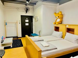 曼谷Daraya Hostel的一间房间,墙上有泰迪熊