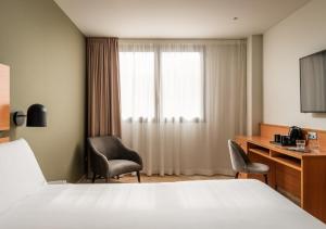 塔拉戈纳塔拉戈纳SB快捷酒店的配有一张床、一张书桌和一扇窗户的酒店客房