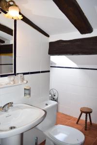 SelayaHabitaciones Casona De Linares的浴室配有白色卫生间和盥洗盆。