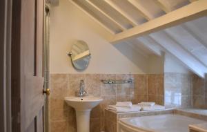 斯托昂泽沃尔德Davenford Cotswold Gardens的一间带水槽、浴缸和镜子的浴室