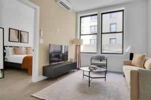 纽约UWS 1BR w Elevator WD nr Central Park NYC-857的客厅配有床、沙发和桌子