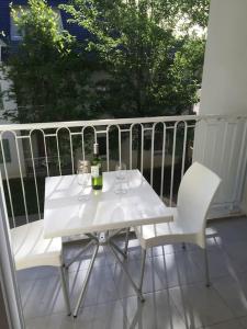 萨利耶德贝阿尔恩Appartement cozy pour curistes et touristes的阳台上配有一张白色的桌子和两把椅子