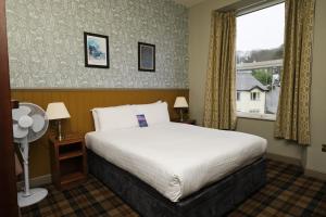 鲍内斯温德米尔Oakbank at The Angel Inn的酒店客房设有床和窗户。