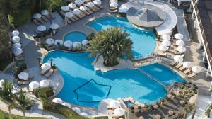 利马索尔地中海海滩酒店 的享有度假村游泳池的顶部景致