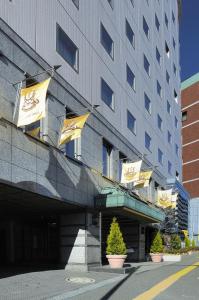 横滨横滨文华大酒店的一面有旗帜的建筑
