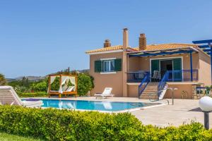 米尼亚Villa Alba Minies的一座带游泳池和房子的别墅