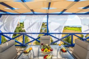 米尼亚Villa Alba Minies的帐篷顶部的玻璃桌,水果