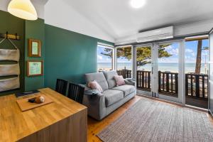 Henley Beach SouthRawsons shack Beachfront unit suits single or couple的带沙发的客厅,享有海景