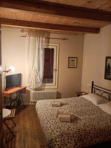 拉文纳R&B Il Cerchio的一间卧室配有一张带两个枕头的床