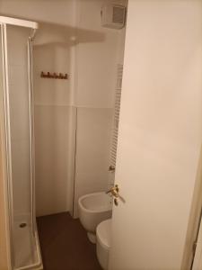 拉文纳R&B Il Cerchio的白色的浴室设有卫生间和淋浴。