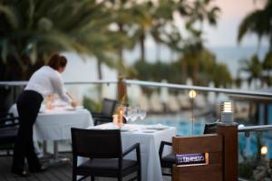 利马索尔地中海海滩酒店 的坐在餐厅桌子上的女人