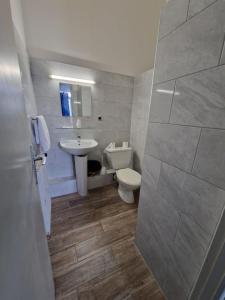 戛纳北部旅馆的浴室配有白色卫生间和盥洗盆。