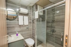 埃斯基谢希尔克努克酒店的带淋浴、卫生间和盥洗盆的浴室