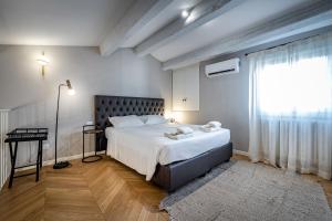 佛罗伦萨Hs4U Ricasoli Luxury apartment near Duomo N. 3的一间卧室设有一张大床和一个窗户。