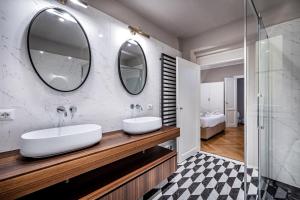 佛罗伦萨Hs4U Ricasoli Luxury apartment near Duomo N. 3的浴室设有2个水槽和2面镜子