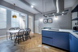 佛罗伦萨Hs4U Ricasoli Luxury apartment near Duomo N. 3的厨房以及带桌椅的用餐室。