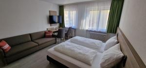 美因河畔法兰克福Hotel Ladage的酒店客房,配有床和沙发