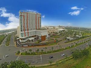 贝克西贝克西哈里斯会议酒店（HARRIS Hotel & Conventions Bekasi）的街道上的一座大建筑