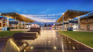 Henley Beach SouthKerrigan's on Seaview- one minute walk to beach - not beachfront的灯光明亮的城市广场,配有长椅和灯