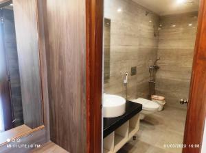 贾姆谢德布尔HOTEL K79的一间带水槽和卫生间的浴室