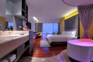 曼谷曼谷利特酒店的一间酒店客房 - 带一张床和一间浴室
